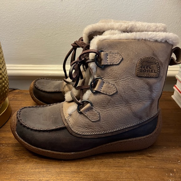 Leather Sorel Boots with Fur Lining - Picture 2 of 7